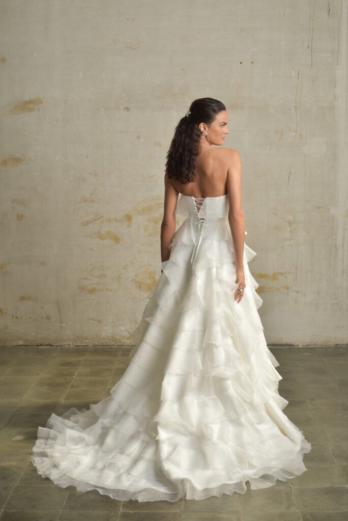 femme habillée d'une robe de mariée princesse à volants, glamour et originale