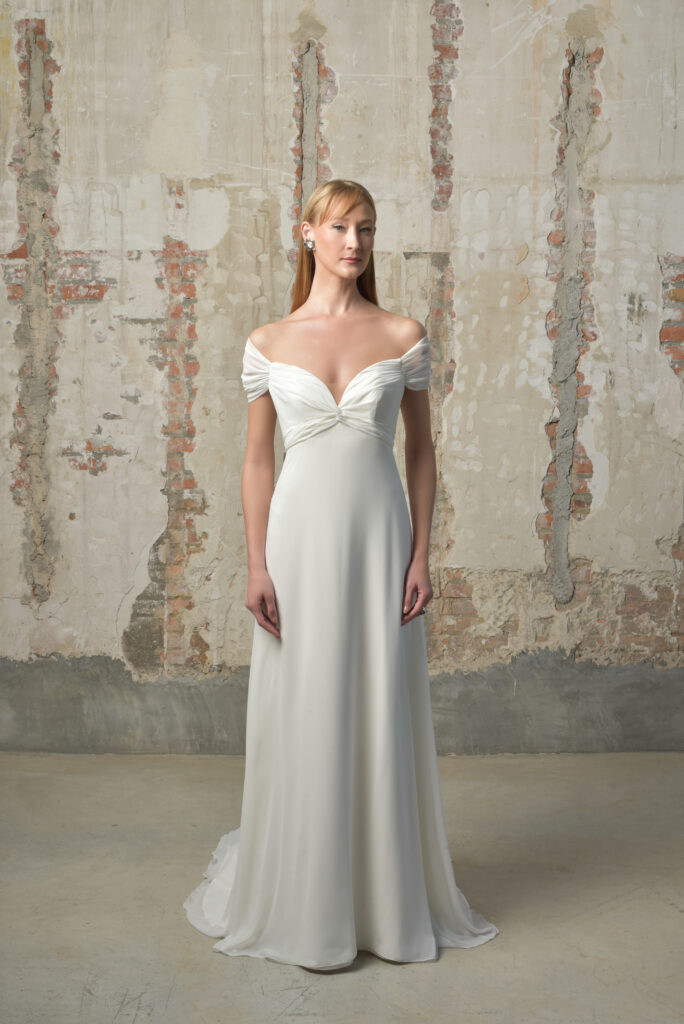 femme dans une robe de mariée fluide et épurée en mousseline avec un décolleté cœur