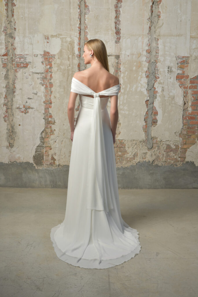 femme dans une robe de mariée fluide et épurée en mousseline avec un décolleté cœur