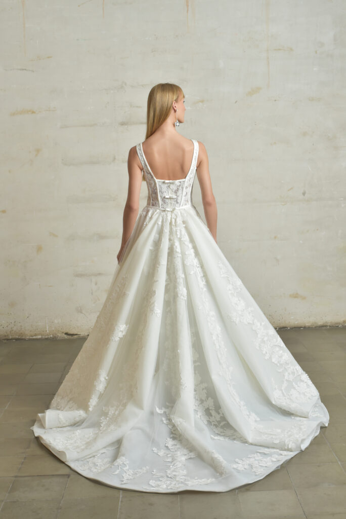 femme habillée d'une robe de mariée princesse brillante