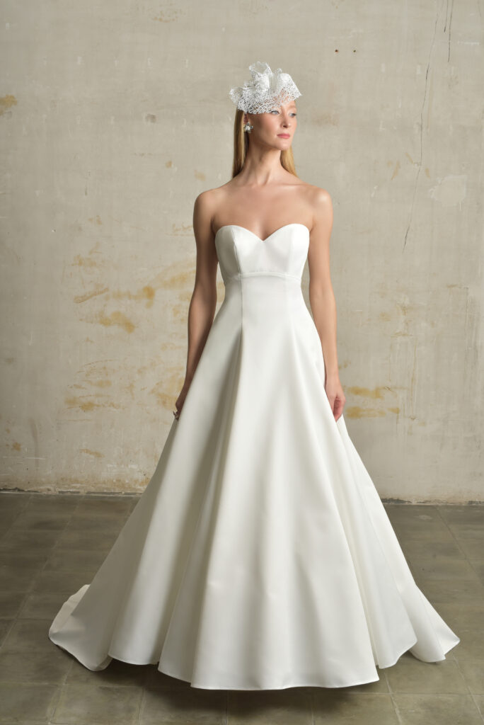 femme avec une robe de mariée princesse épurée et minimaliste