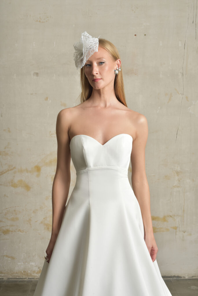 femme avec une robe de mariée princesse épurée et minimaliste