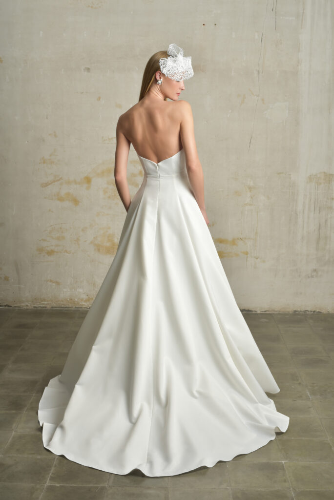 femme avec une robe de mariée princesse épurée et minimaliste