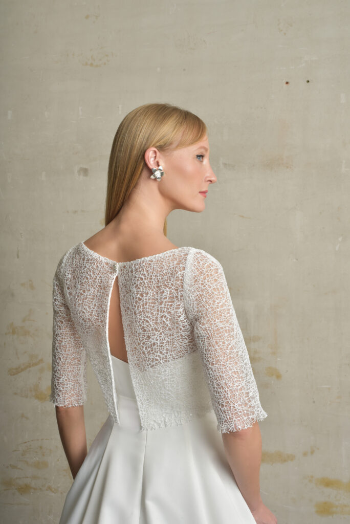 femme habillée d'une robe de mariée princesse élégante, agrémentée d'un joli top de mariée et d'un sac à main