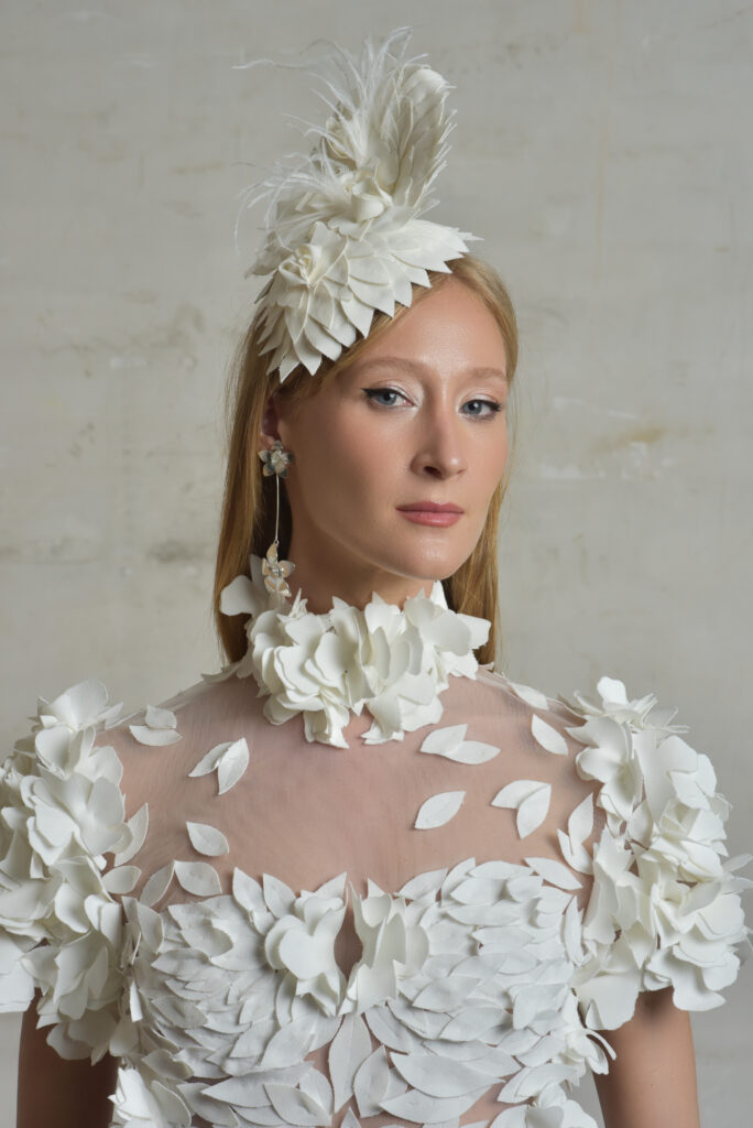 femme habillée en robe de mariée sirène originale en matière façonnée