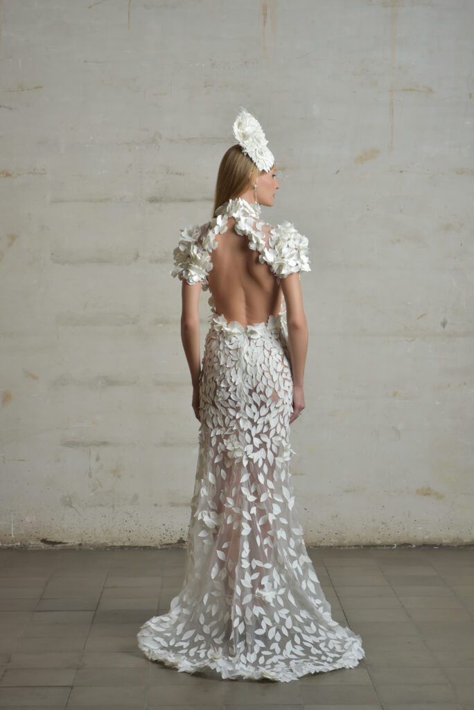 femme habillée en robe de mariée sirène originale en matière façonnée