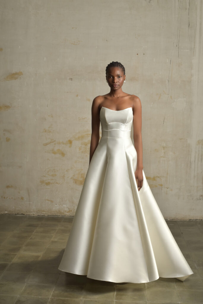 femme dans une robe de mariée princesse bustier en mikado
