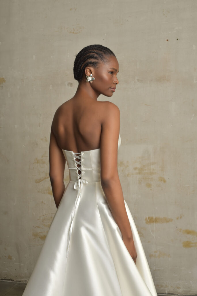 femme dans une robe de mariée princesse bustier en mikado