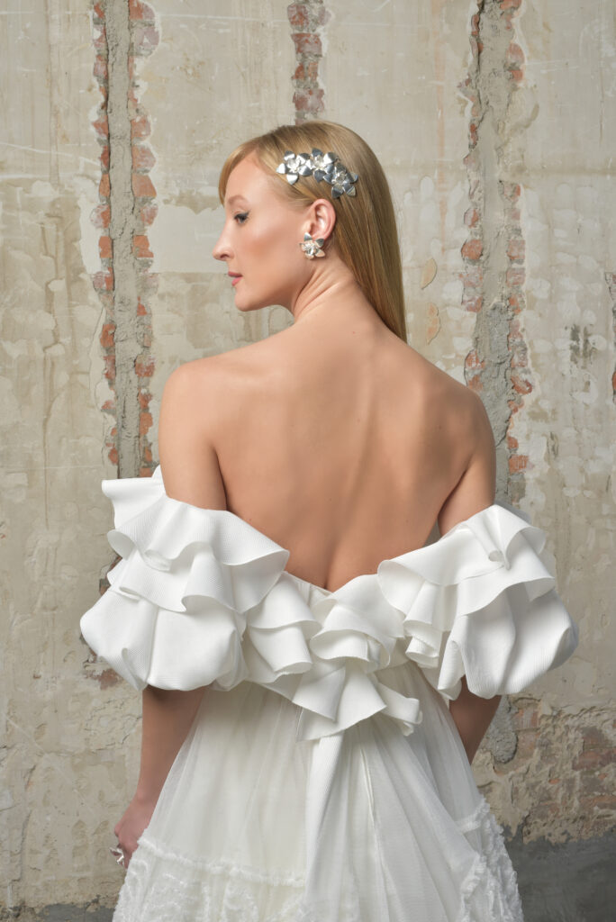 femme habillée d'une robe de mariée originale avec une col à volant et une jupe volumineuse à motifs