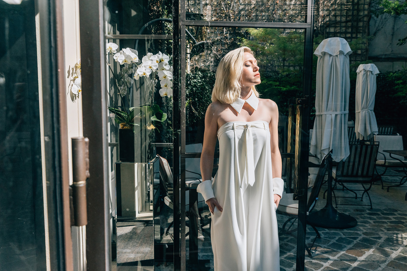 femme dans une combinaison de mariage civil originale avec un col et une cravate