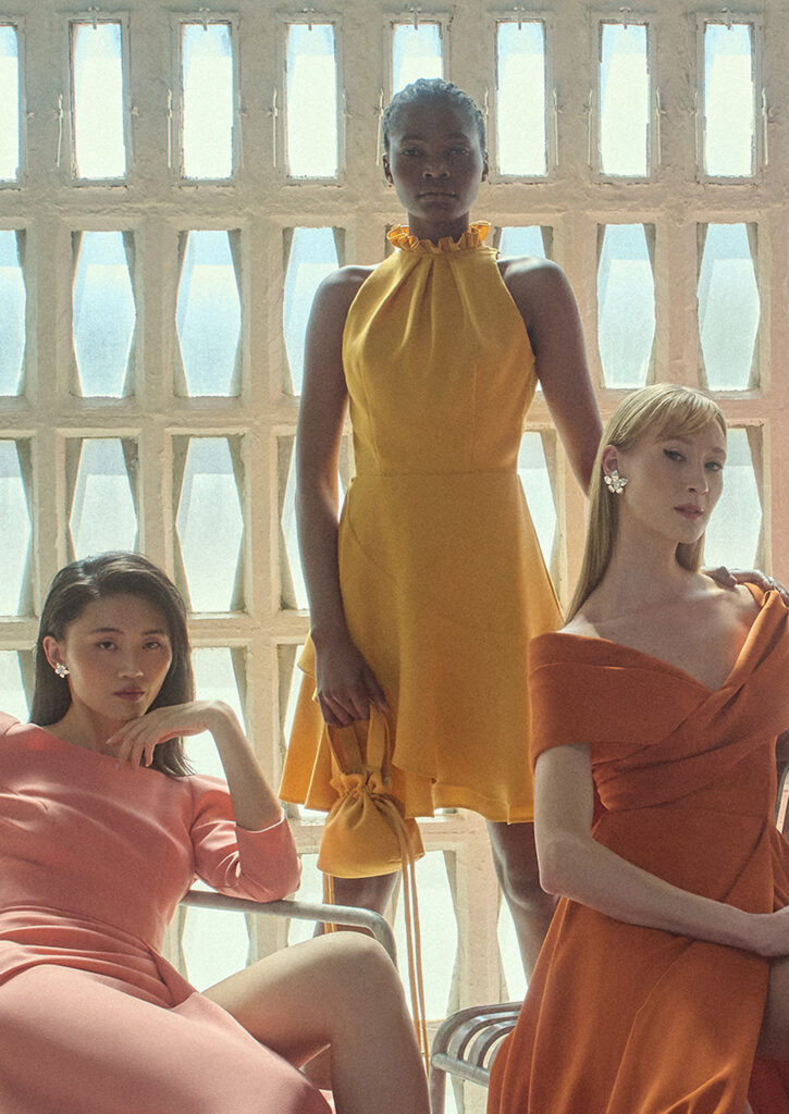 trois femmes habillées en robes de soirée colorées élégantes et glamour