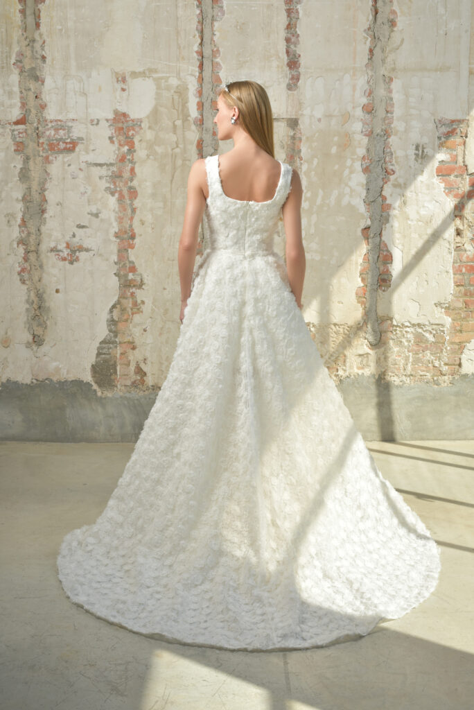 femme habillée d'une robe de mariée princesse glamour