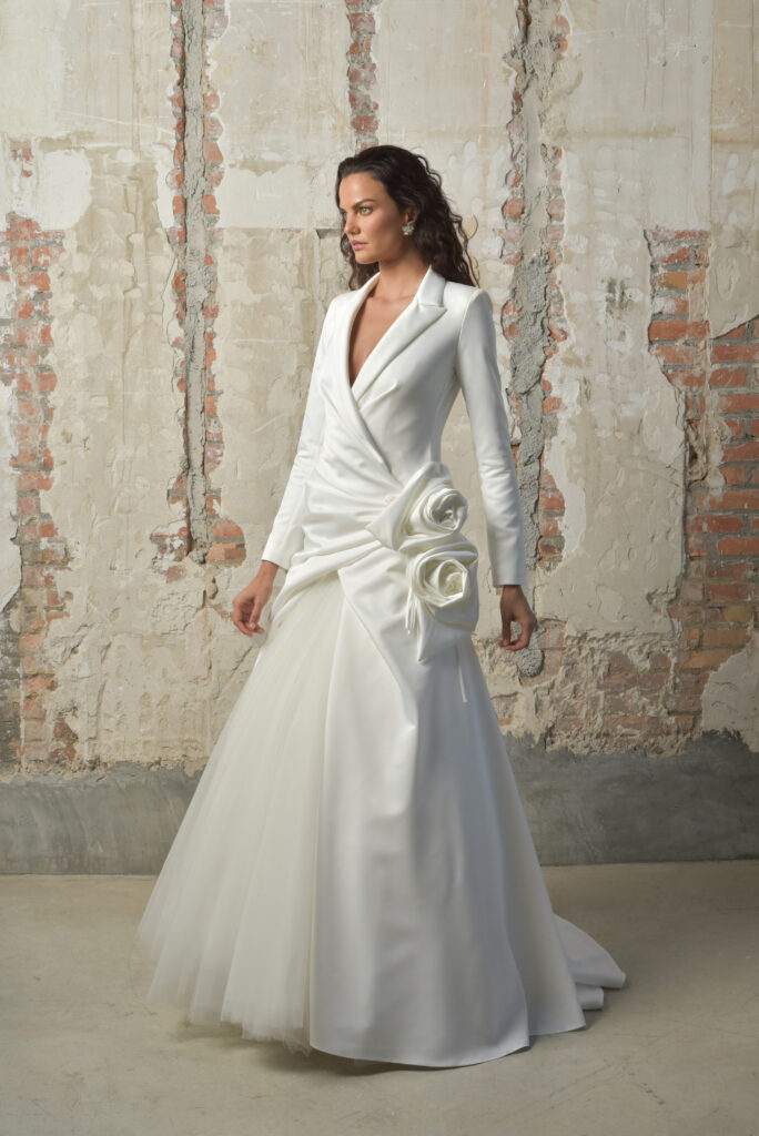 femme habillée d'une robe de mariée au top inspiration veste de costume agrémentée de jolies fleurs