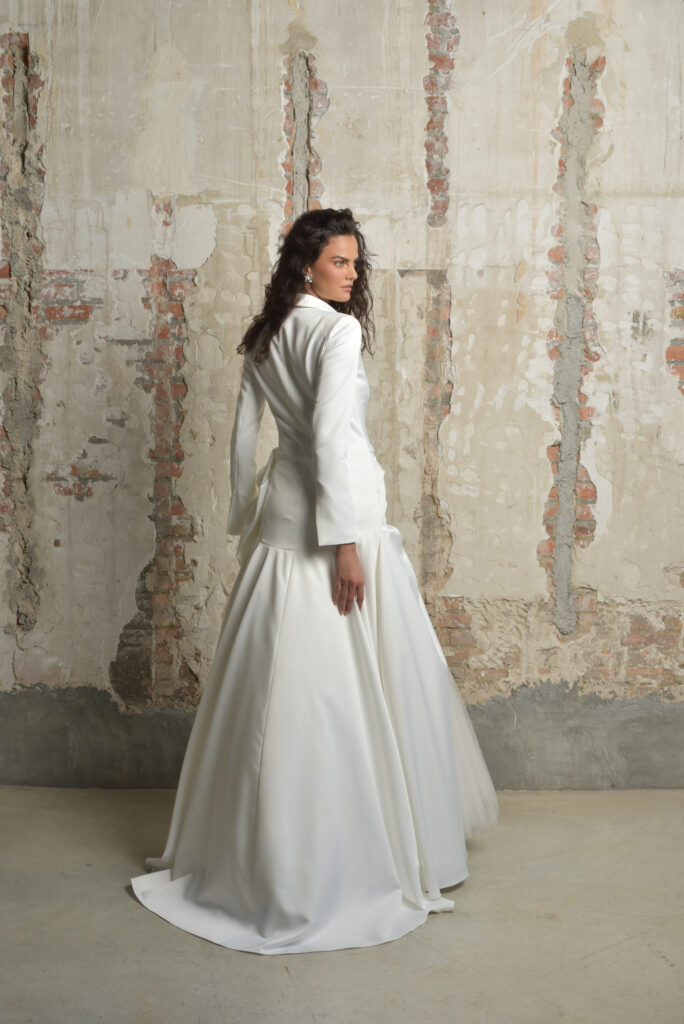 femme habillée d'une robe de mariée au top inspiration veste de costume agrémentée de jolies fleurs