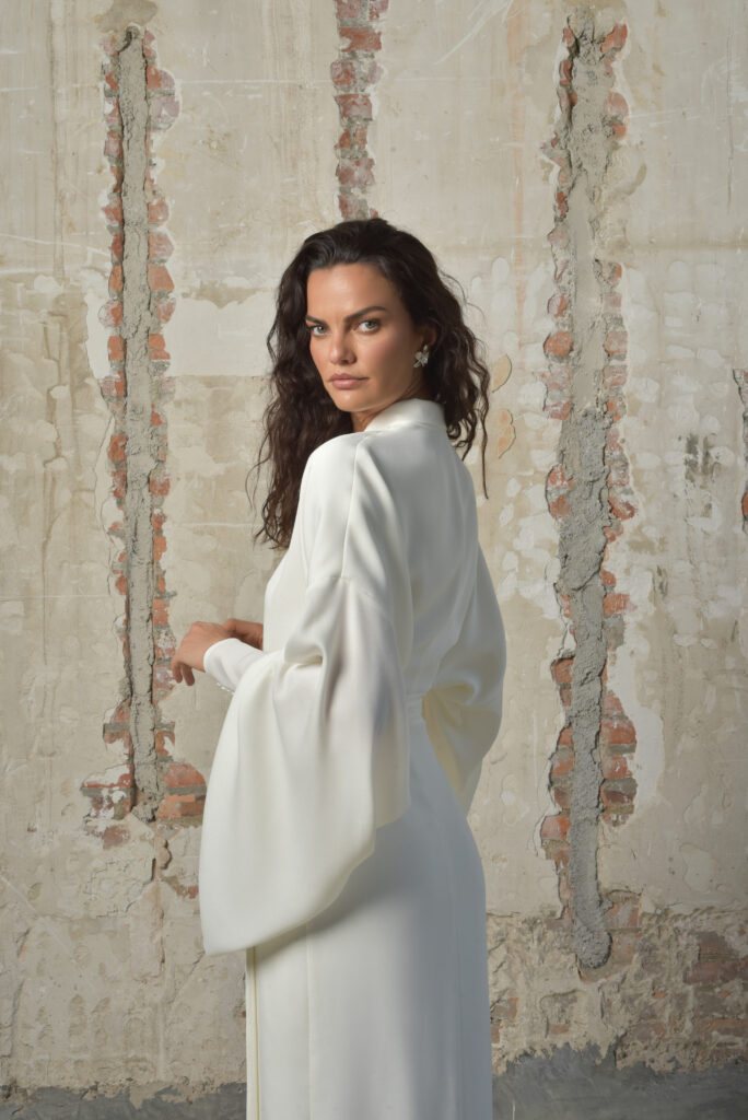 femme habillée d'une tenue de mariée très couture composée d'un kimono avant-gardiste et d'un pantalon ample raffiné