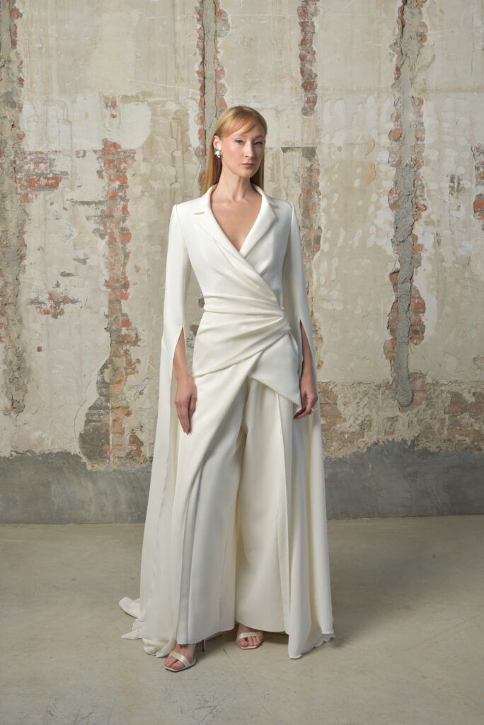 femme dans une tenue de mariage avec un long manteau et un pantalon en crêpe
