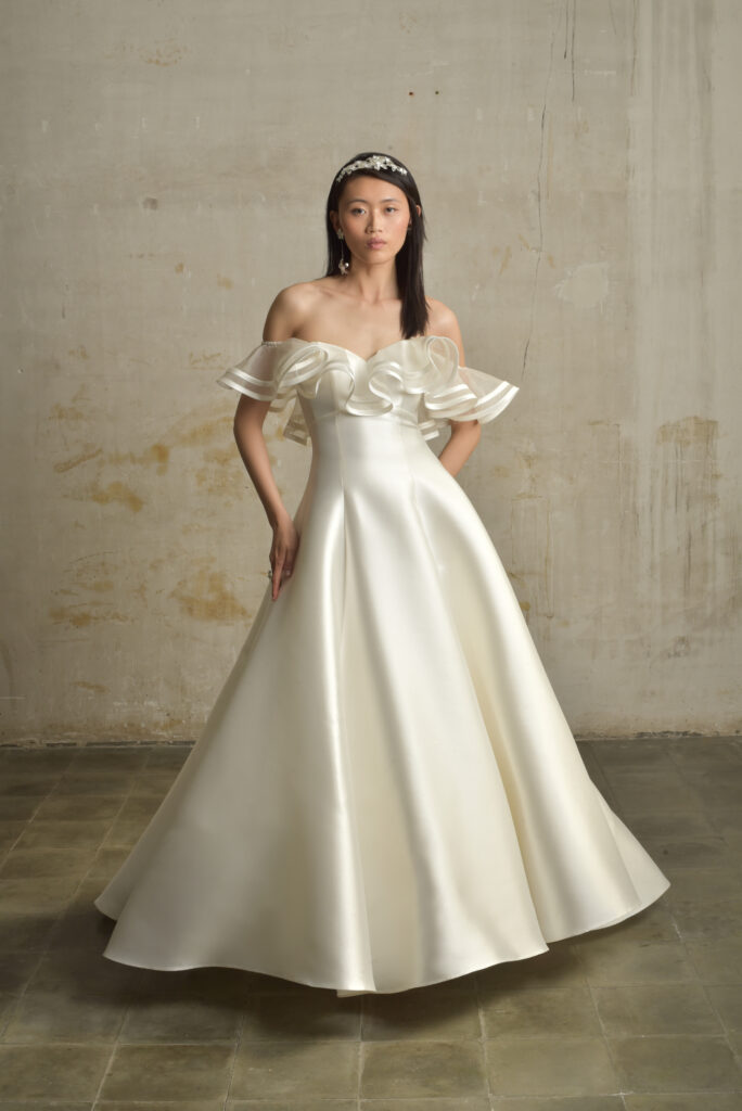 femme dans une robe de mariée princesse en mikado dans un studio