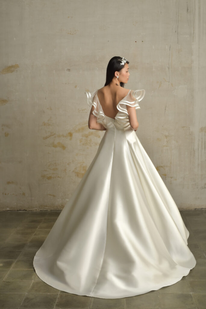 femme dans une robe de mariée princesse en mikado dans un studio