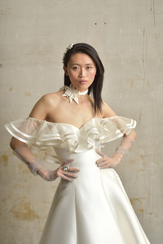 femme dans une robe de mariée princesse en mikado dans un studio