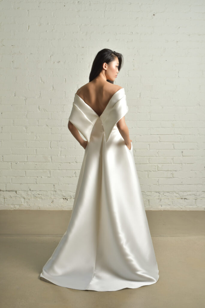 femme habillée d'une robe de mariée épurée et raffinée à fente