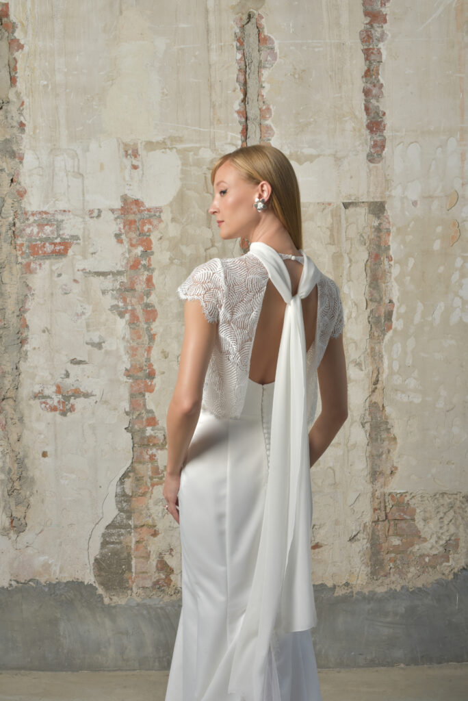 femme dans une robe de mariée avec un top court en dentelle de Calais-Caudry