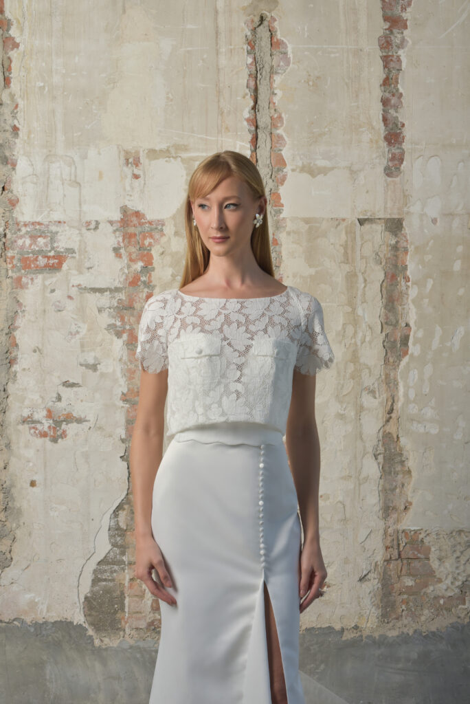 femme dans une robe de mariée avec un top court en dentelle de Calais-Caudry