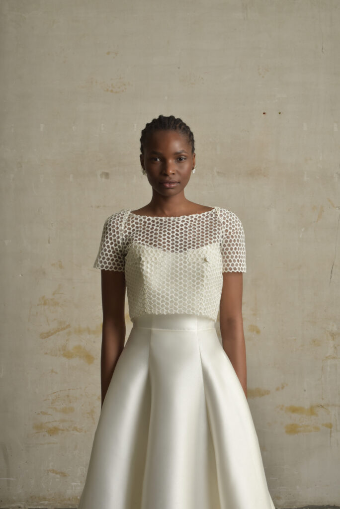 femme dans une robe de mariée avec un top en guipure