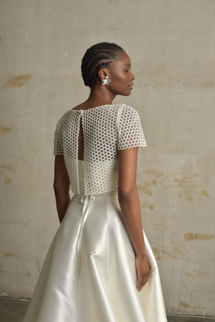 femme dans une robe de mariée avec un top en guipure