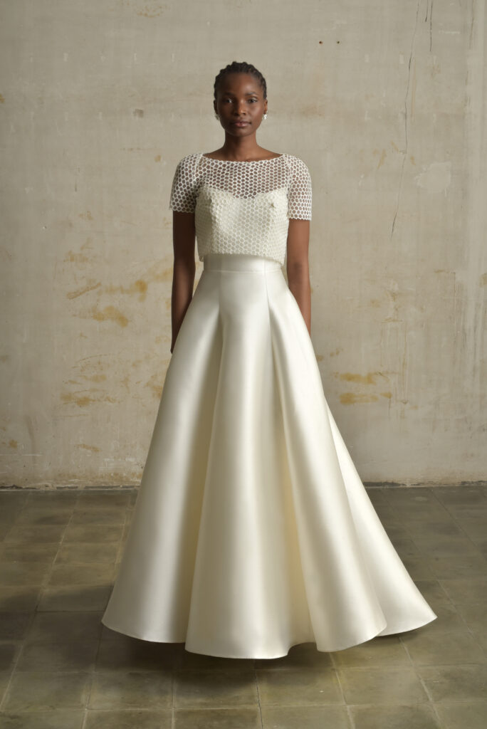 femme dans une robe de mariée avec un top en guipure