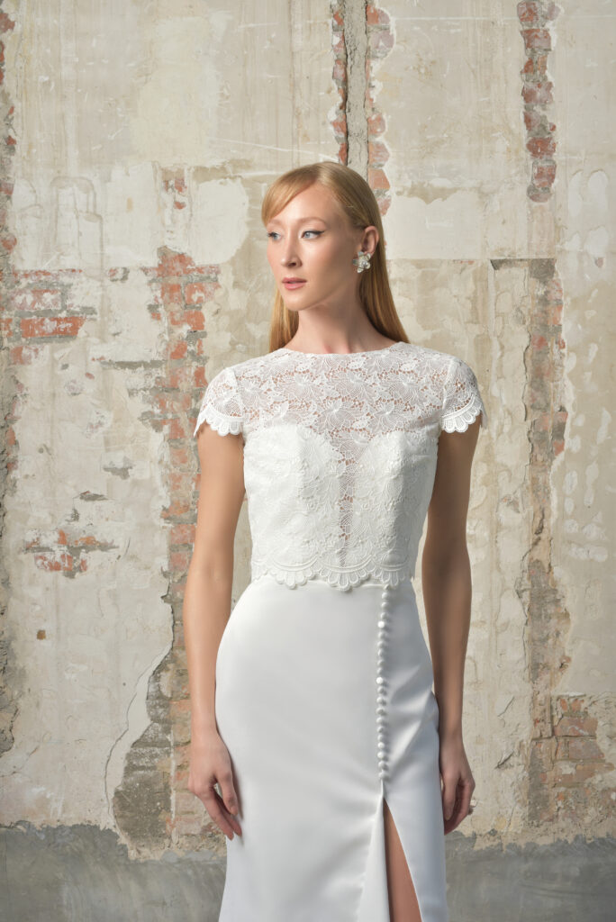 femme dans une robe de mariée épurée avec un top en guipure