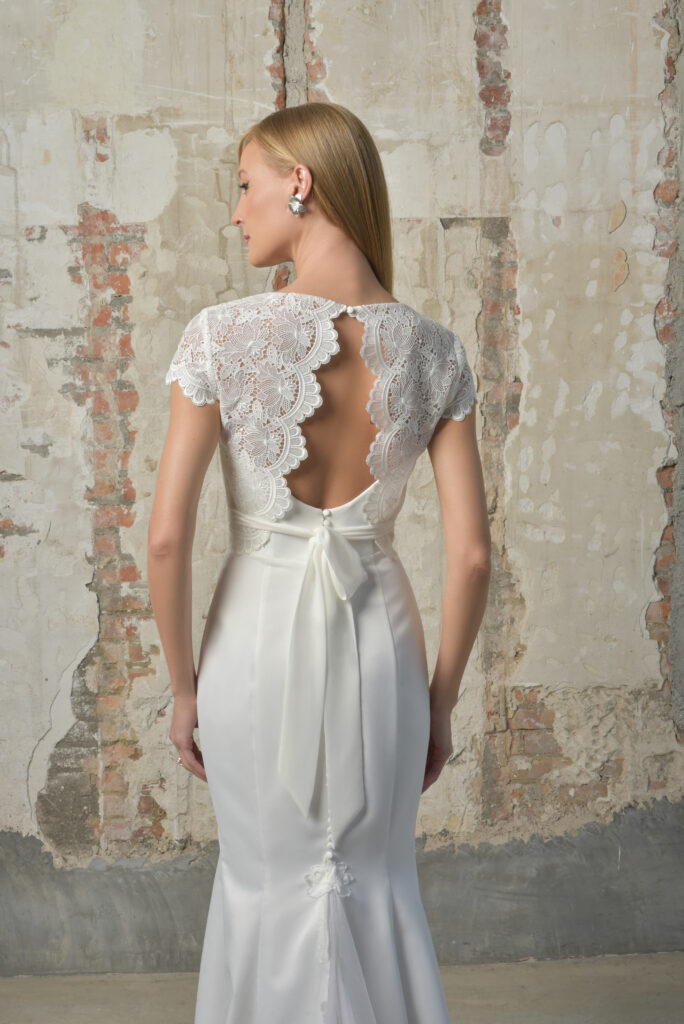 femme dans une robe de mariée épurée avec un top en guipure