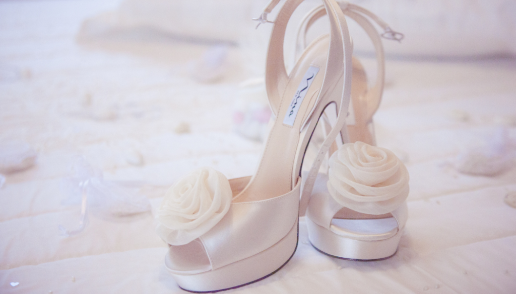 escarpins mariage à haut talon et fleur en tulle