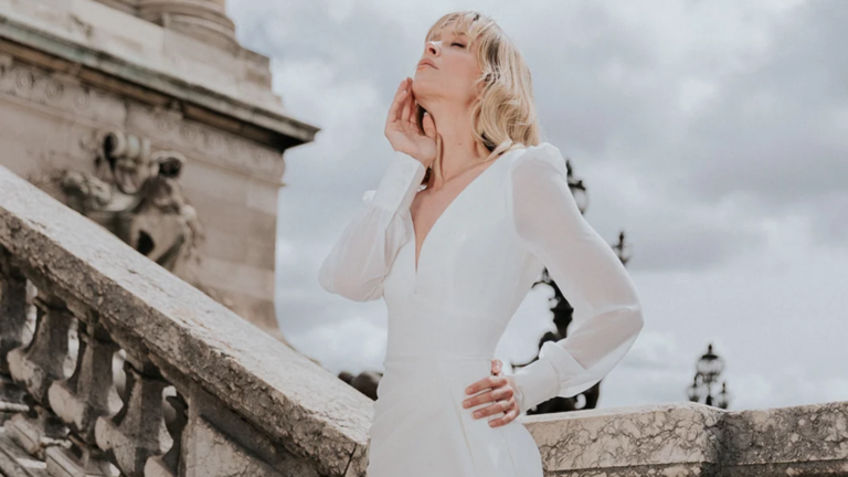 Focus sur une jeune femme portant une robe de mariée sirène simple