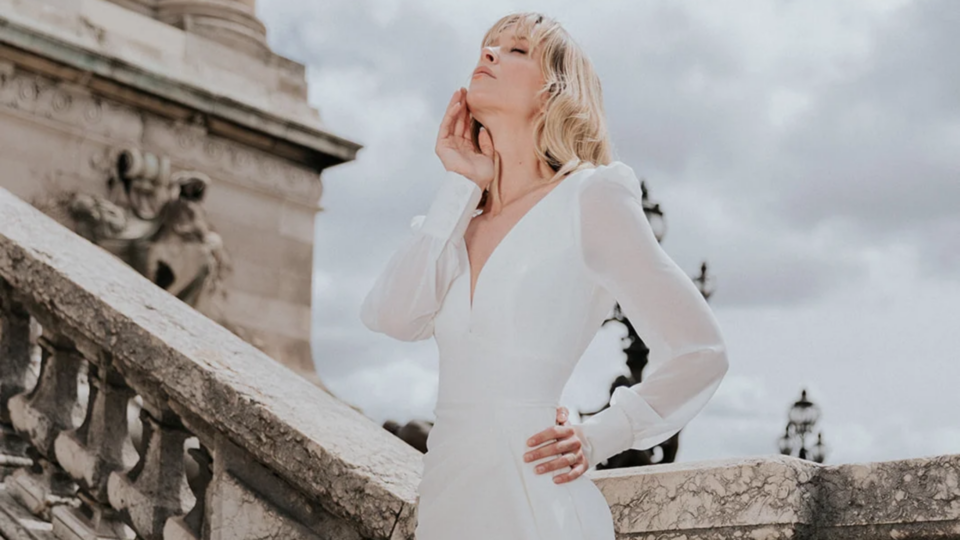 Focus sur une jeune femme portant une robe de mariée sirène simple
