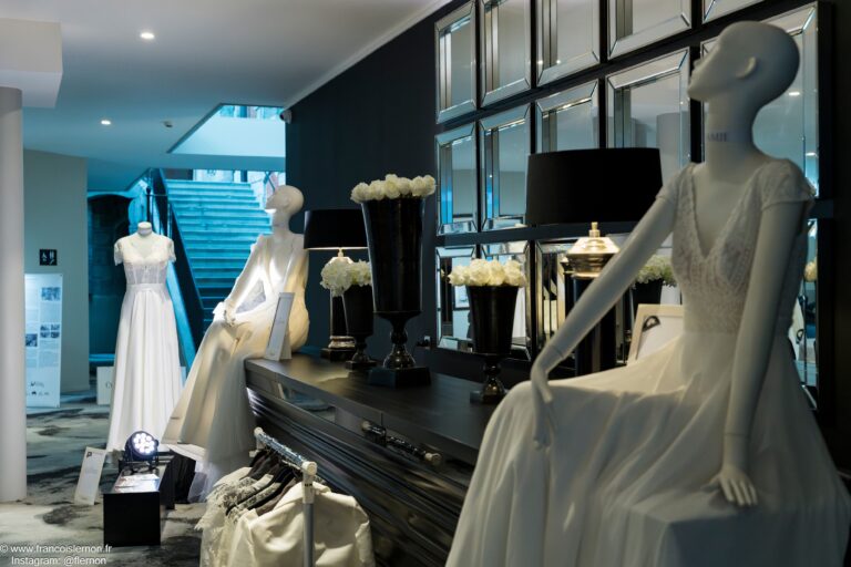 pièce avec des robes de mariée Cymbeline dans l'hôtel Royal Hainaut pour un défilé à Valenciennes