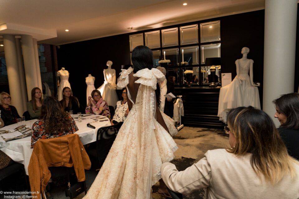 femme dans une robe de mariée Cymbeline pour un défilé au Royal Hainaut
