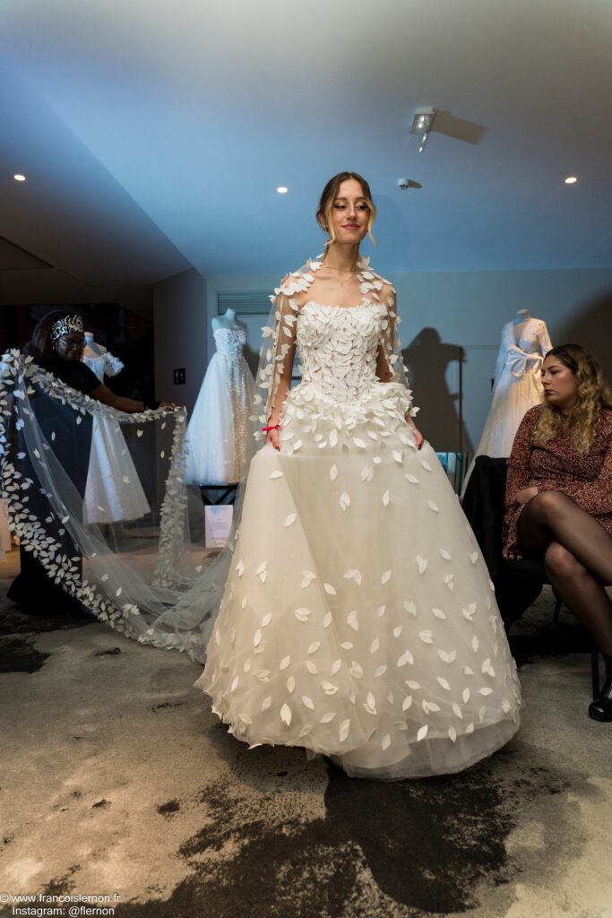 femme dans une robe de mariée Cymbeline pour un défilé au Royal Hainaut