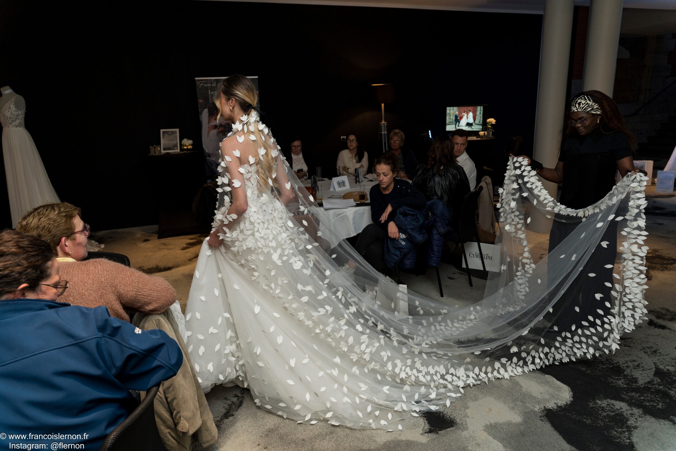 femme dans une robe de mariée Cymbeline pour un défilé au Royal Hainaut