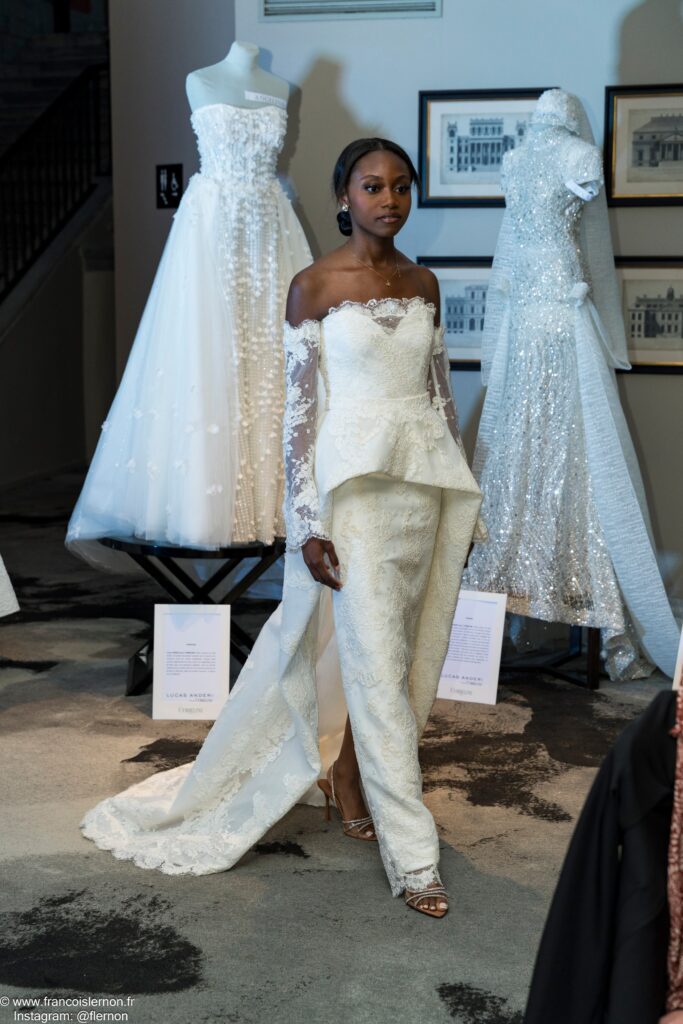 femme dans une robe de mariée Cymbeline pour un défilé au Royal Hainaut