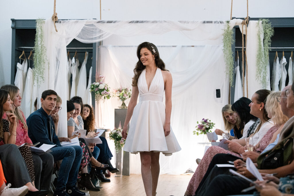 femme avec une robe de mariée lors d'un défilé dans une boutique mariage à Lille