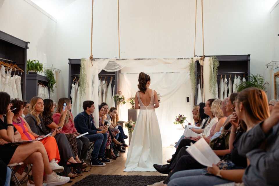 femme avec une robe de mariée lors d'un défilé dans une boutique mariage à Lille
