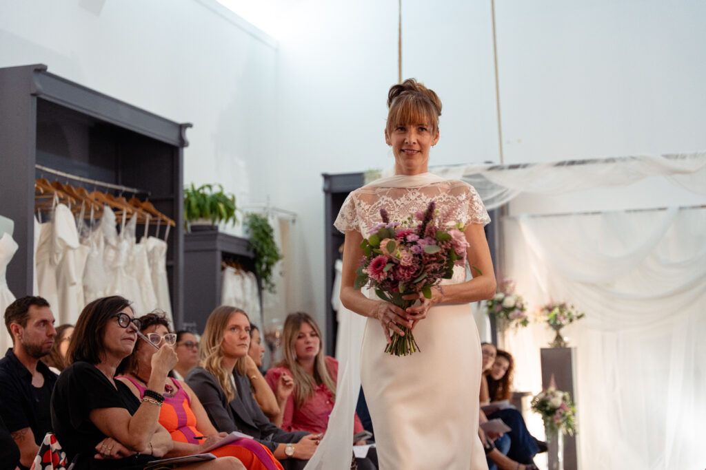 femme avec une robe de mariée lors d'un défilé dans une boutique mariage à Lille