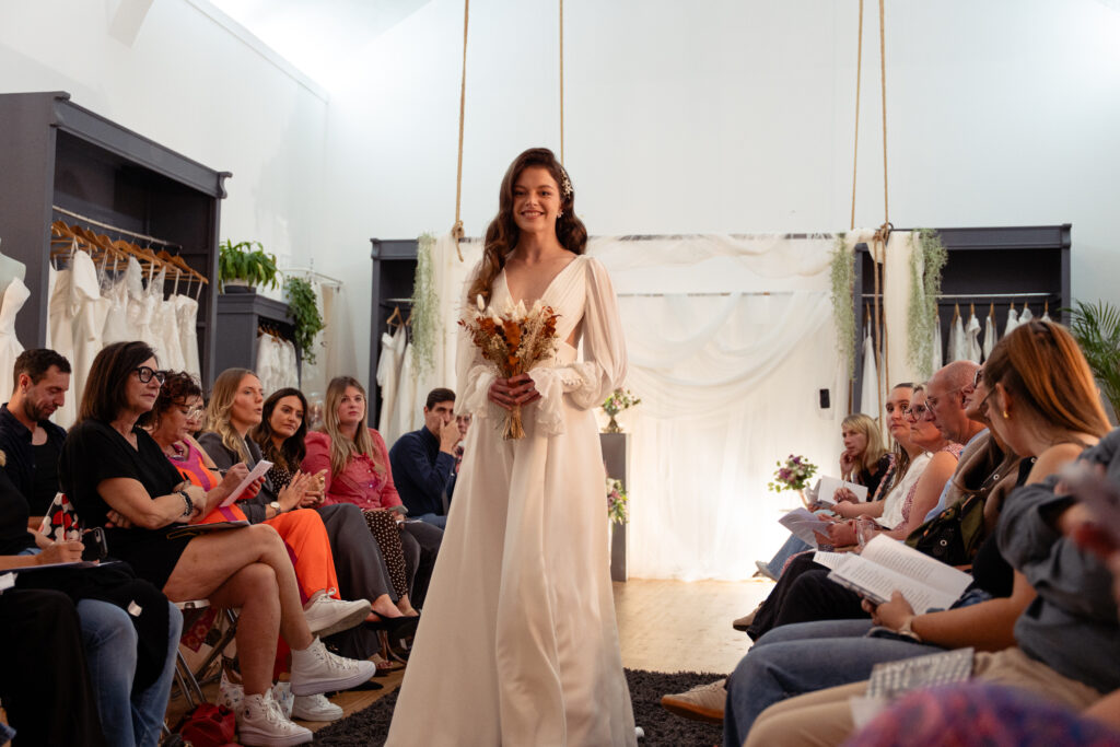 femme avec une robe de mariée lors d'un défilé dans une boutique mariage à Lille
