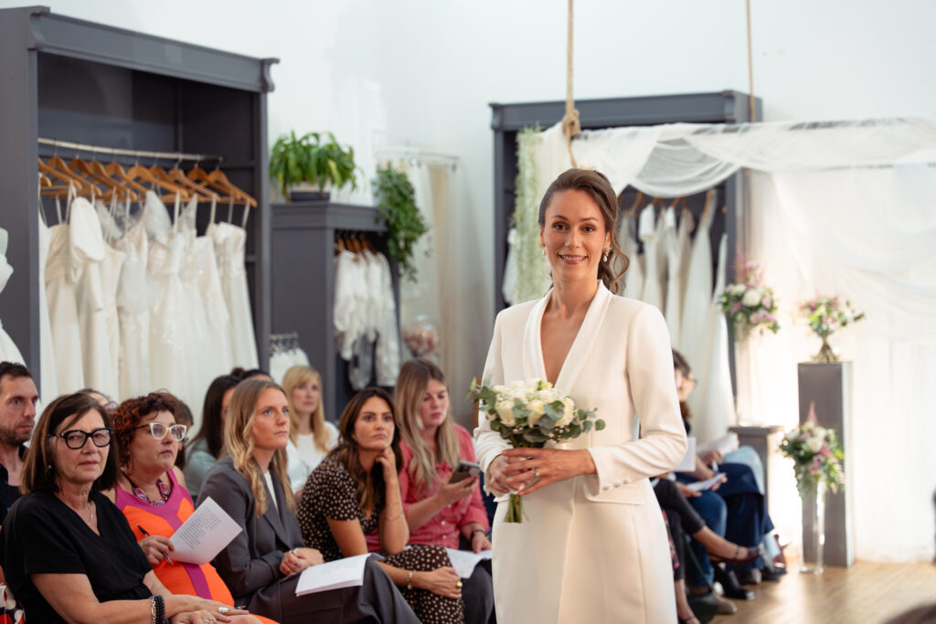 femme avec une robe de mariée lors d'un défilé dans une boutique mariage à Lille