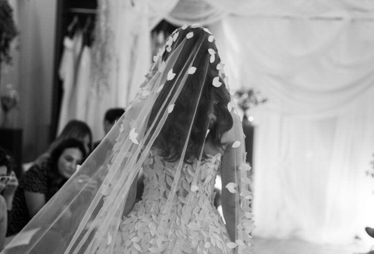 femme avec une robe de mariée lors d'un défilé dans une boutique mariage à Lille