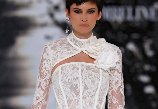 mannequin qui porte la robe Alexa de la collection Podium vue sur le buste en dentelle