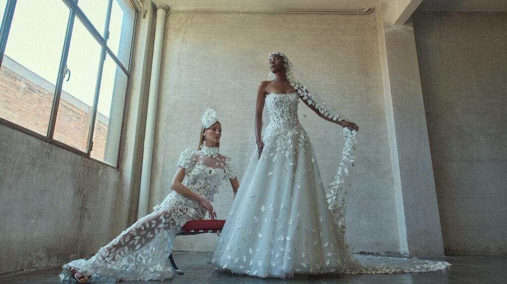 femmes dans des robes de mariée originales et romantiques avec des pétales