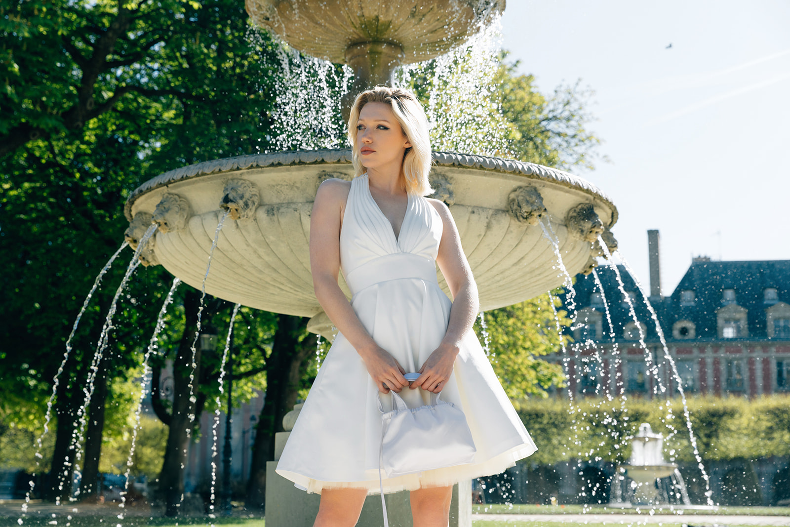 femme dans une robe de mariée courte pour un mariage civil