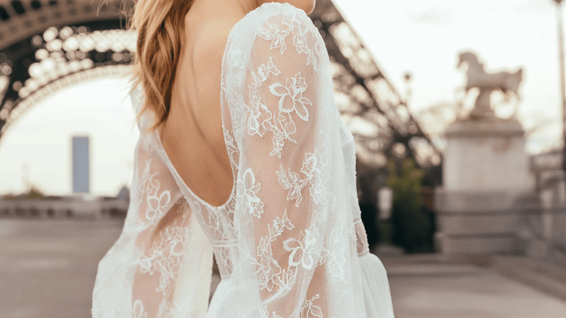 Focus sur une robe de mariée style bohème avec dentelles, idéale pour une femme de 50 ans