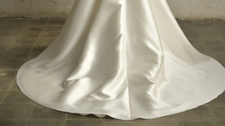 longue traine d'une robe de mariée